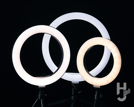 LEDリングライトを白色、電球色、昼光色をそれぞれ点灯させた画像
