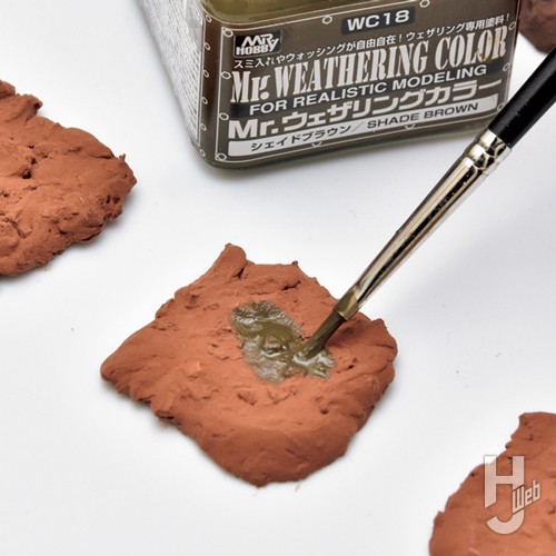 乾燥したコルッキーに筆でウェザリング塗料を塗布している画像