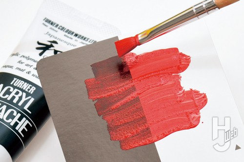 ジャパネスクカラーの赤を筆で用紙に塗っている画像