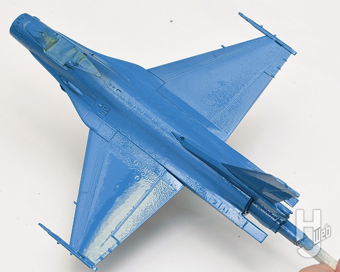 水色に塗装されたF-2A戦闘機の画像