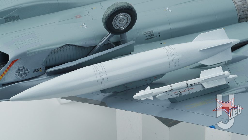 増槽とR-73短距離空対空ミサイル