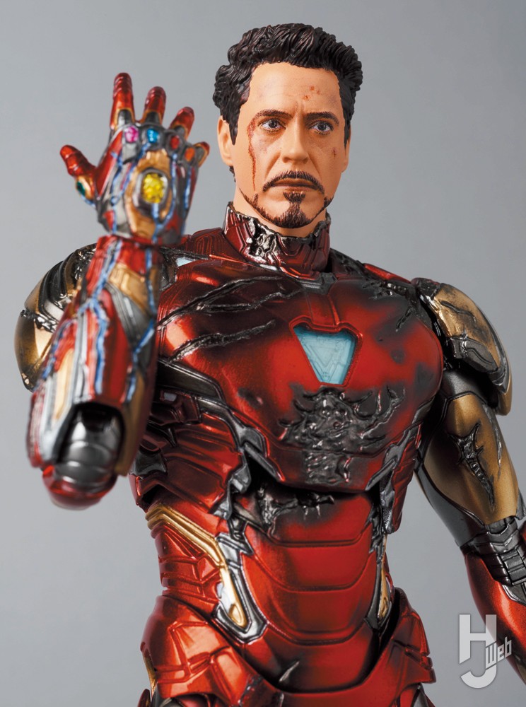 アイアンマンの右手にナノ・ガントレットを装着した画像