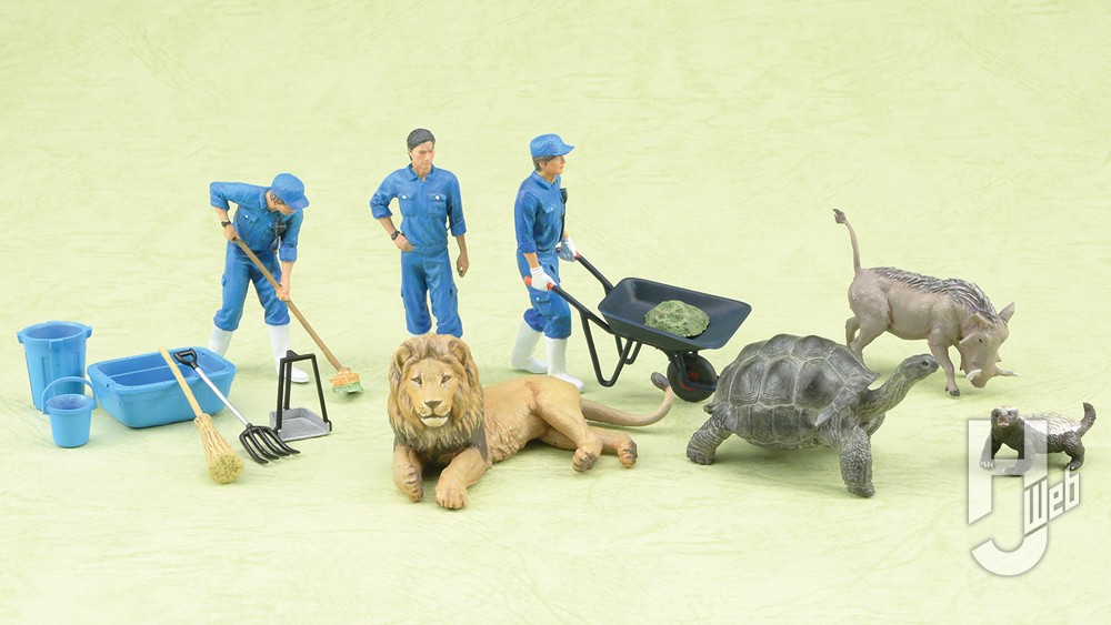 飼育員と一輪車と飼育員と清掃用具とイノシシとラーテルとライオンとゾウガメとバケツの画像