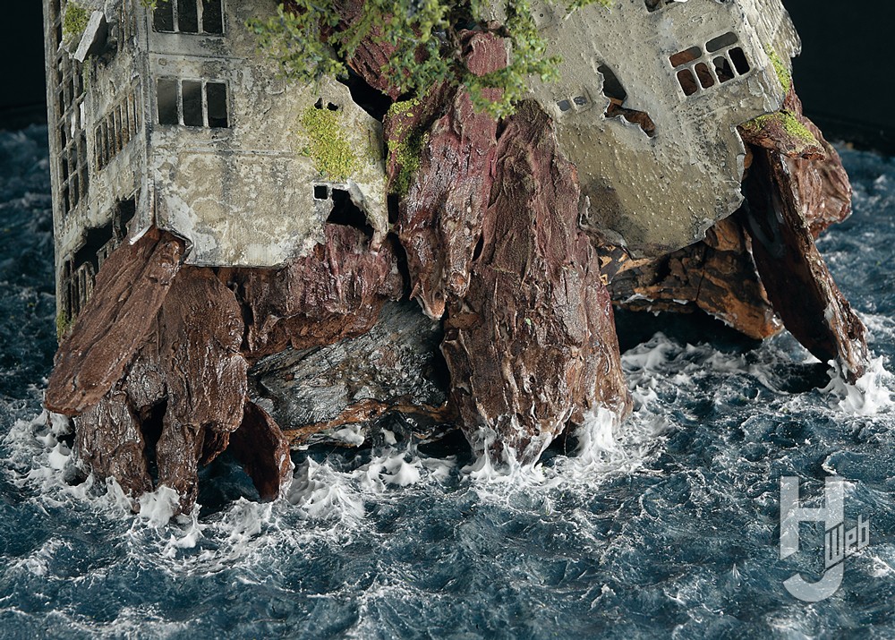海と廃ビルのつなぎ目部分の画像