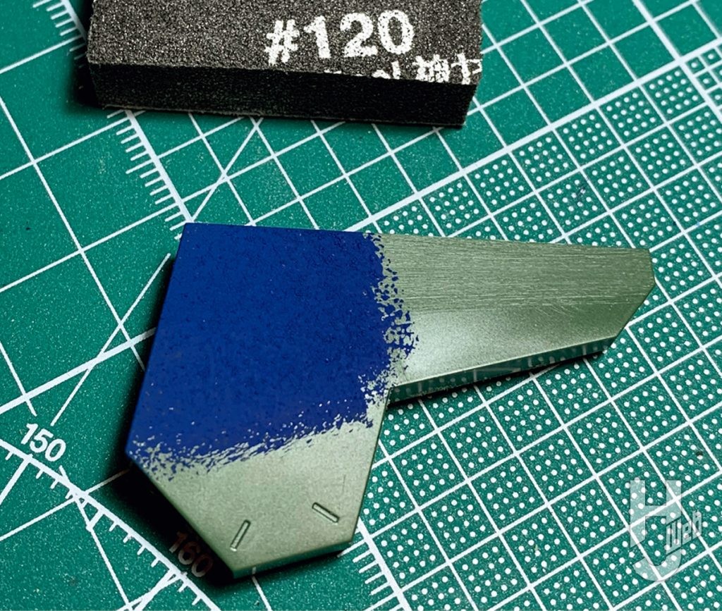 塗装面の上半分を120番のヤスリで削っておくことで、検証時に比較できる