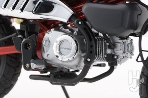 バイク模型製作指南書　Honda モンキー125　メッキになっているエンジン