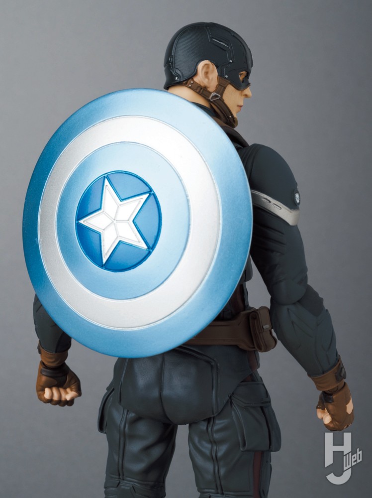 キャプテンアメリカの背面とシールドの画像
