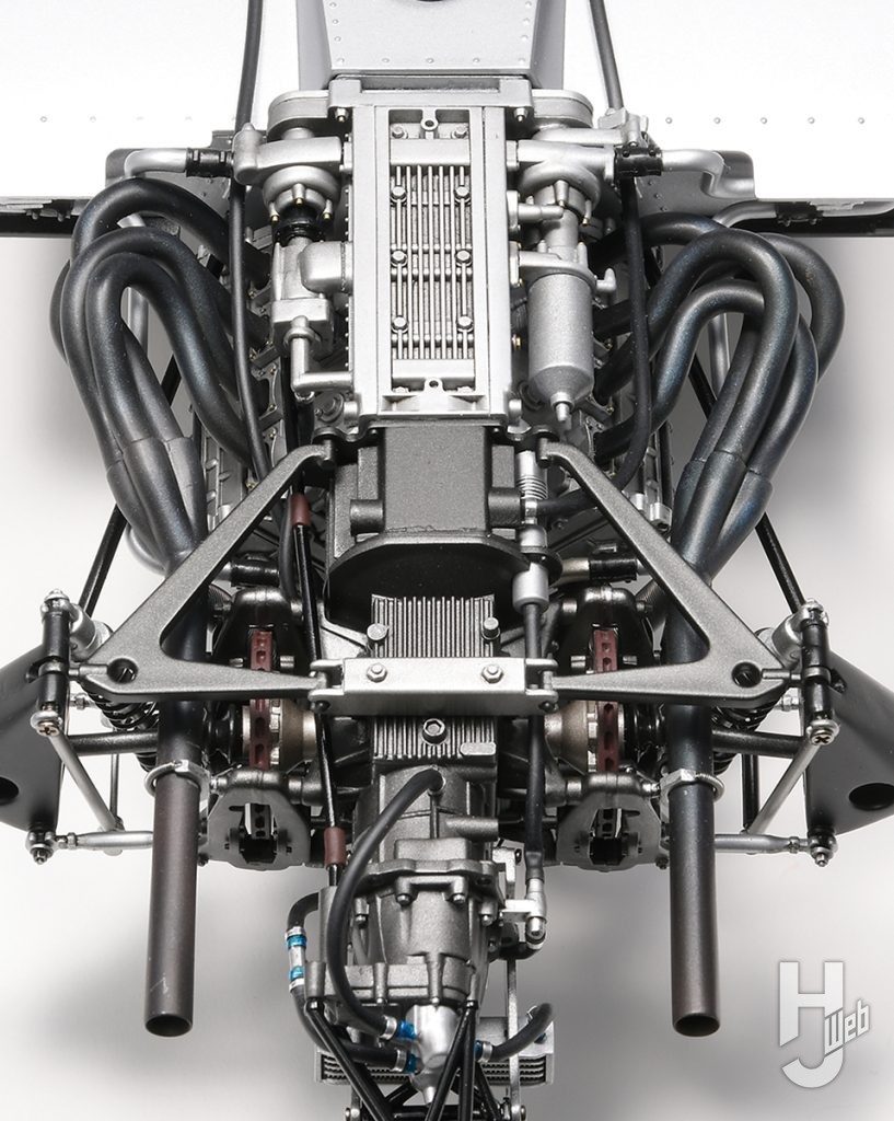下面から見るエンジンの画像