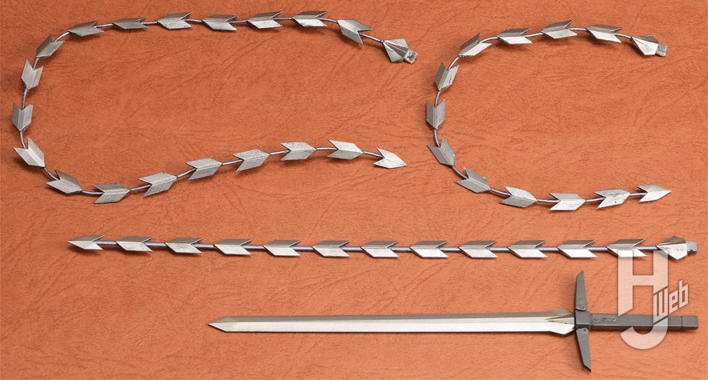 付属する直剣と蛇腹剣のパーツと自作した蛇腹パーツの比較