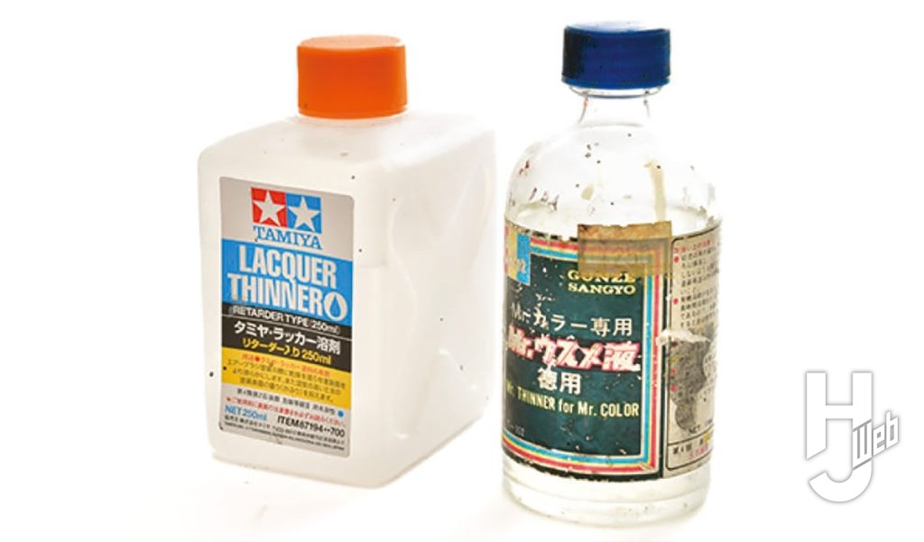 タミヤのリターダー入りのラッカー溶剤、ガイアノーツのラッカー溶剤を入れたMr.カラーうすめ液の瓶