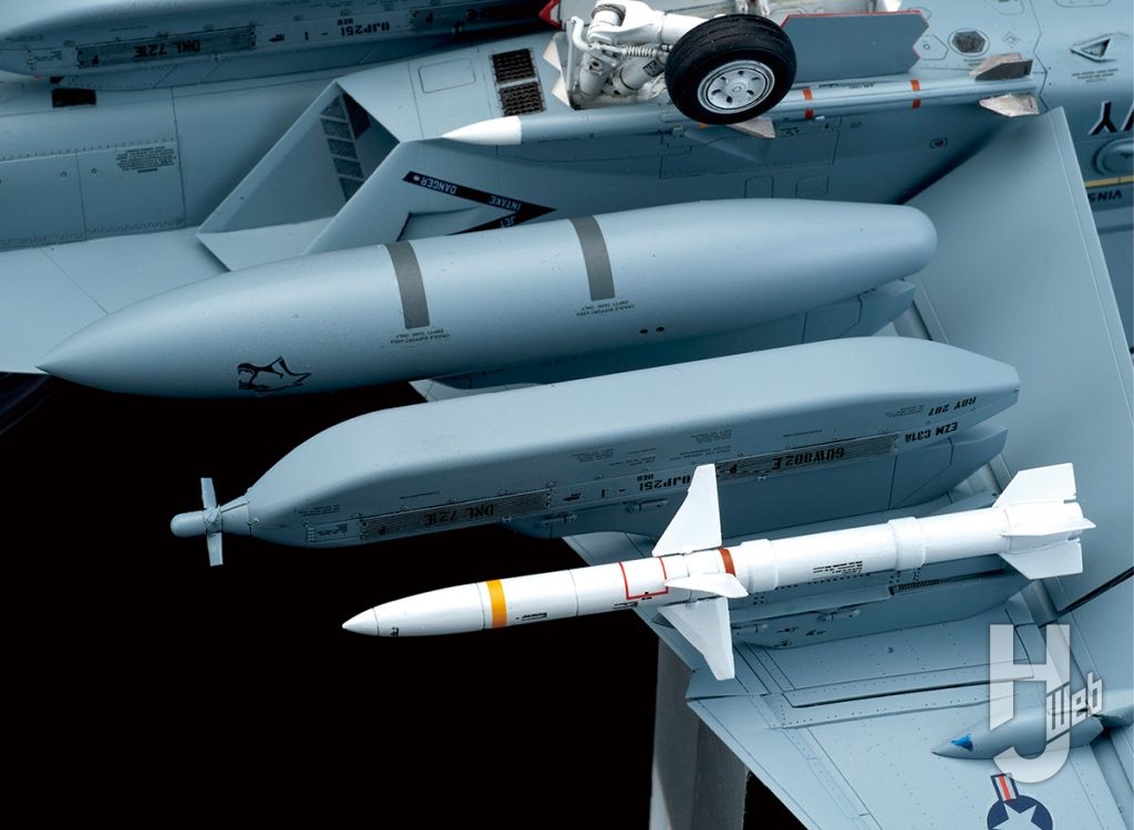 AGM-88ハーム、ALQ-99ジャマーポッド、480ガロン燃料タンク、AIM-120Cアムラーム