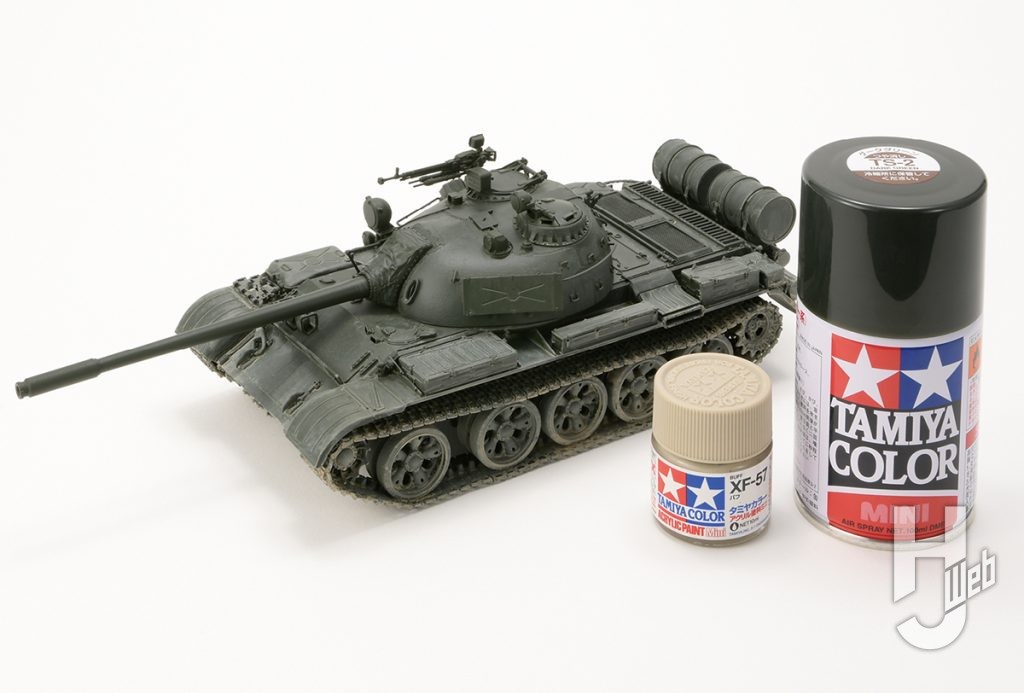 素組みのソビエト戦車 T-55Aとダークグリーン、缶スプレー