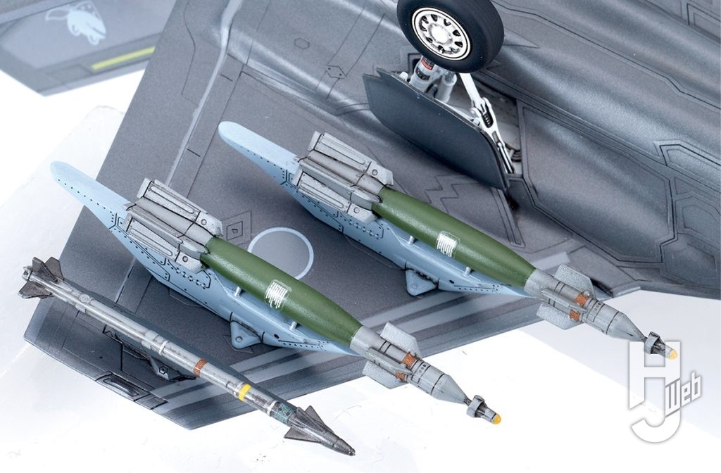 主翼下面のパイロン　はAIM-9Xサイドワインダー空対空ミサイルとGBU-12ペイブウェイIIレーザー誘導爆弾
