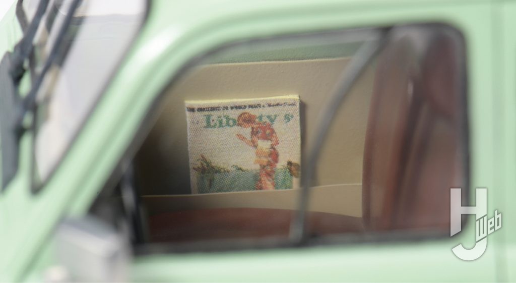 窓から見える車内の中の絵本