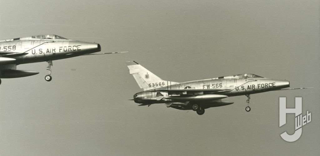 960年代に横田基地で撮影された8TFWのF-100D