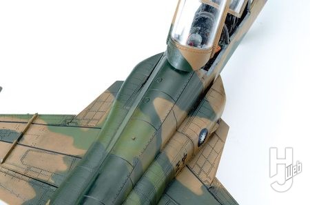 石原肇作例「F-5F 中正号 複座戦闘機 ＆ RF-5E タイガーアイ 偵察機 2機セット」面積が拡大されたエアインテーク直後の主翼付け根に取り付けられたストレーキ（LEX）