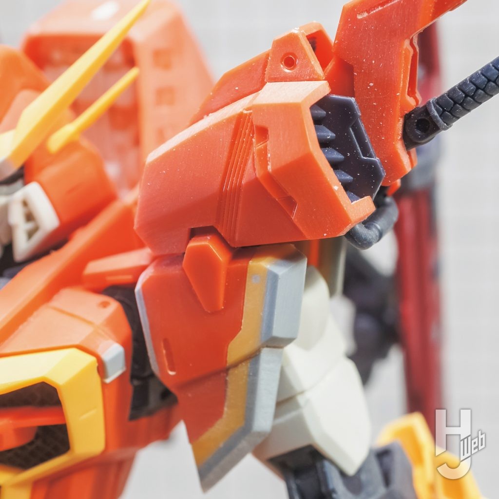 素組みしたソードカラミティガンダムのプラモデルの肩部分のアップ画像