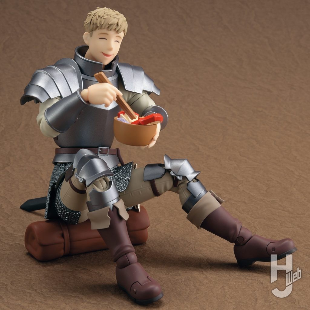 食事をするライオスの可動フィギュアの画像