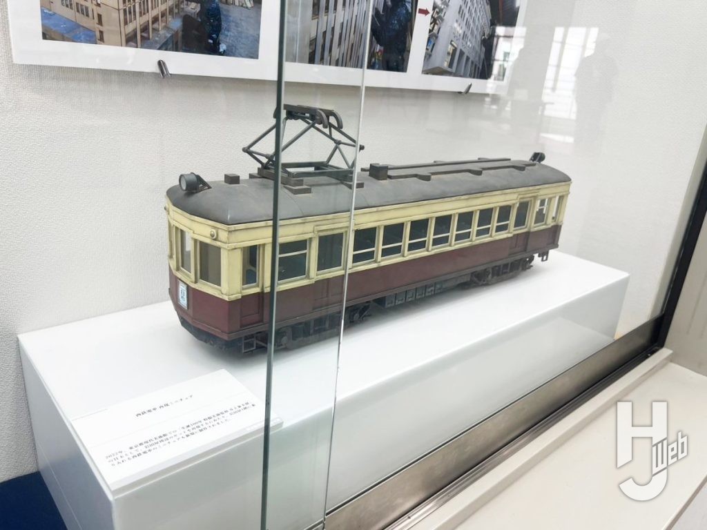 『古賀が生んだ偉人 井上泰幸のセカイ展』再現された西鉄電車の展示