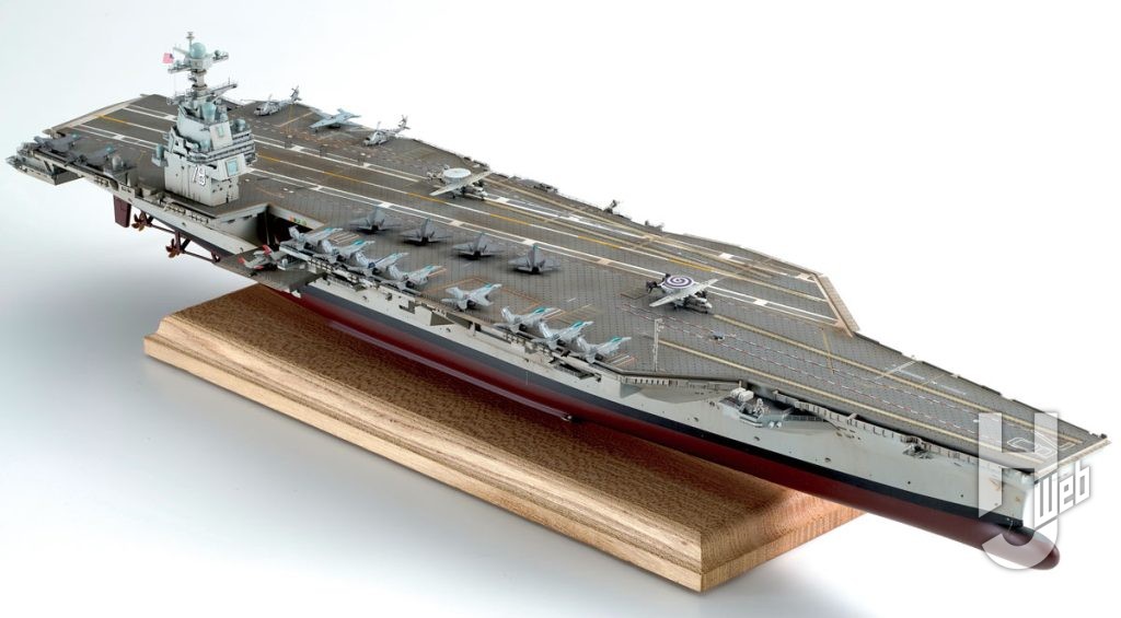 Takumi明春作例「マジックファクトリー1/700 ジェラルド・R・フォード級航空母艦 CVN-78 USS ジェラルド・R・フォード」右側面