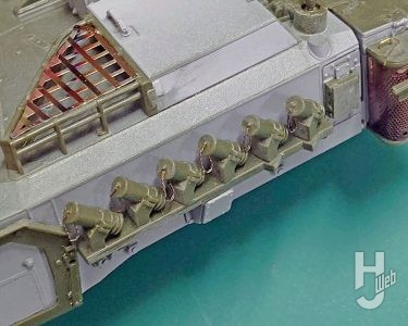 井上賢一作例「タミヤ1/35 ドイツ連邦軍主力戦車 レオパルト2 A7V」キャップ紛失防止用のチェーンを追加