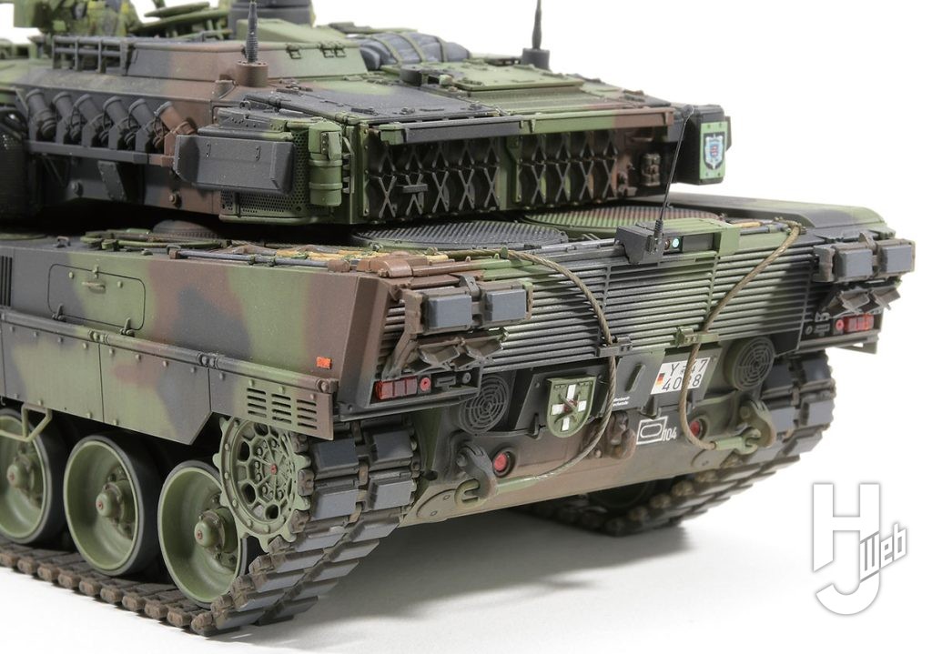 井上賢一作例「タミヤ1/35 ドイツ連邦軍主力戦車 レオパルト2 A7V」車体後方に上部に取り付けられた運転支援ステムの後部ユニット