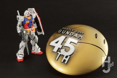 金色に輝くハロをスクラッチで立体?! 3D造形技術を活かして「ガンダム45周年記念ロゴ」を立体レリーフで再現【ガンダム45周年】