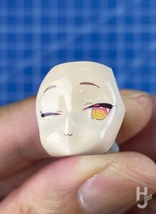 寝太郎23製作メガミデバイス「PUNI ☆ MOFU マオ」アイデカールの段差をなくしてより可愛くするため、厚めにクリアーコート