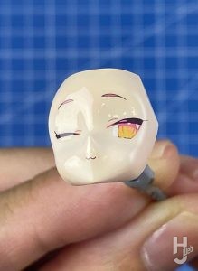 寝太郎23製作メガミデバイス「PUNI ☆ MOFU マオ」ヤスり後、再度クリアーコートして平滑にしている