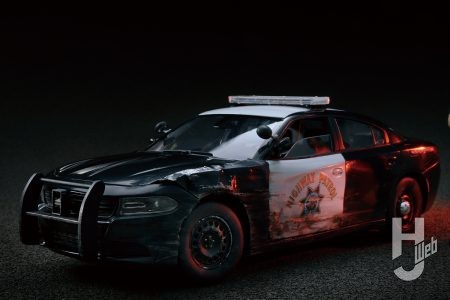 カーチェイスをイメージ！ ボディを激しくぶつけて変形した表現。アメリカンポリスのハードな日常を演出したカーモデル作例「2021 ダッジ チャージャーパシュート ポリスカー」