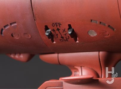 更井廣志製作「1/700スケールプラモデル 宇宙戦艦ヤマト［放映50周年 庵野秀明プロデュース版］」スイッチは左舷中央のバルジパーツ（ネオジム磁石で取り外し化）を外すと2個現れる