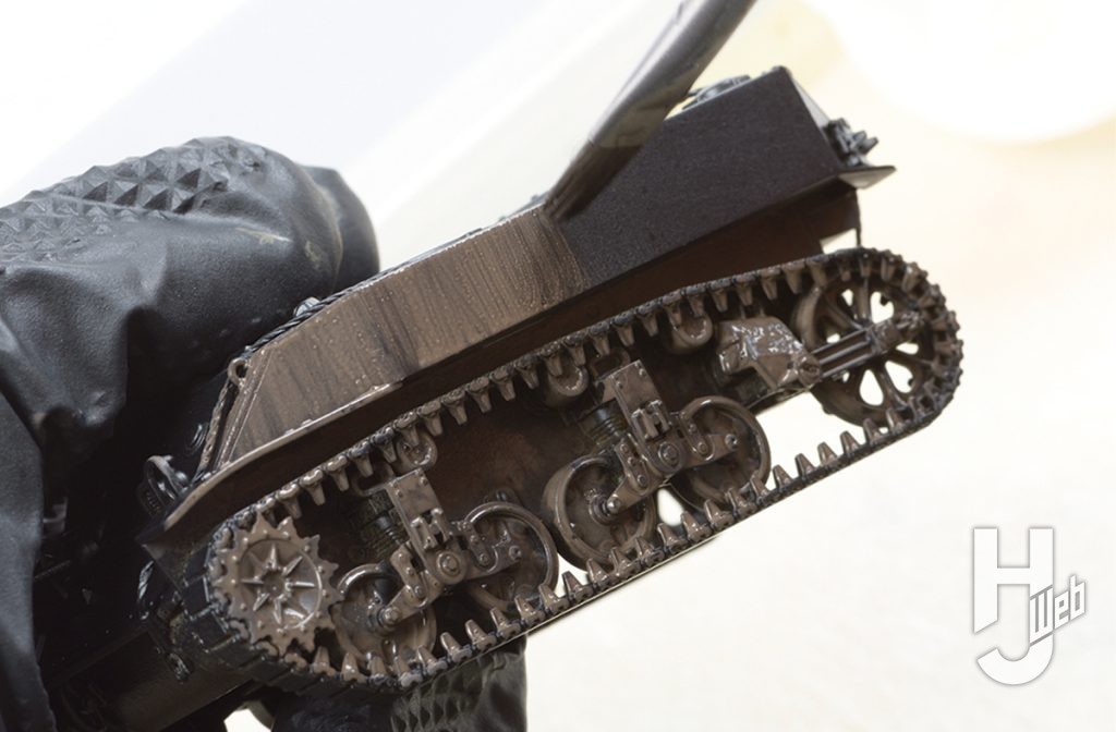 ぷらシバ製作「アメリカ軽戦車 M5A1 スチュアート」製作途中モデルカラーの「オリーブブラウン［70.889］」塗装途中