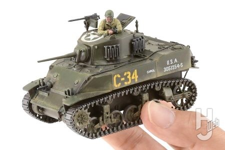 タミヤ の「1/48 アメリカ軽戦車 M5A1 スチュアート」を組み立てた状態で筆塗り塗装!気軽にファレホでリビング塗装に挑戦しよう!!【スケールモデルの“神レシピ”】