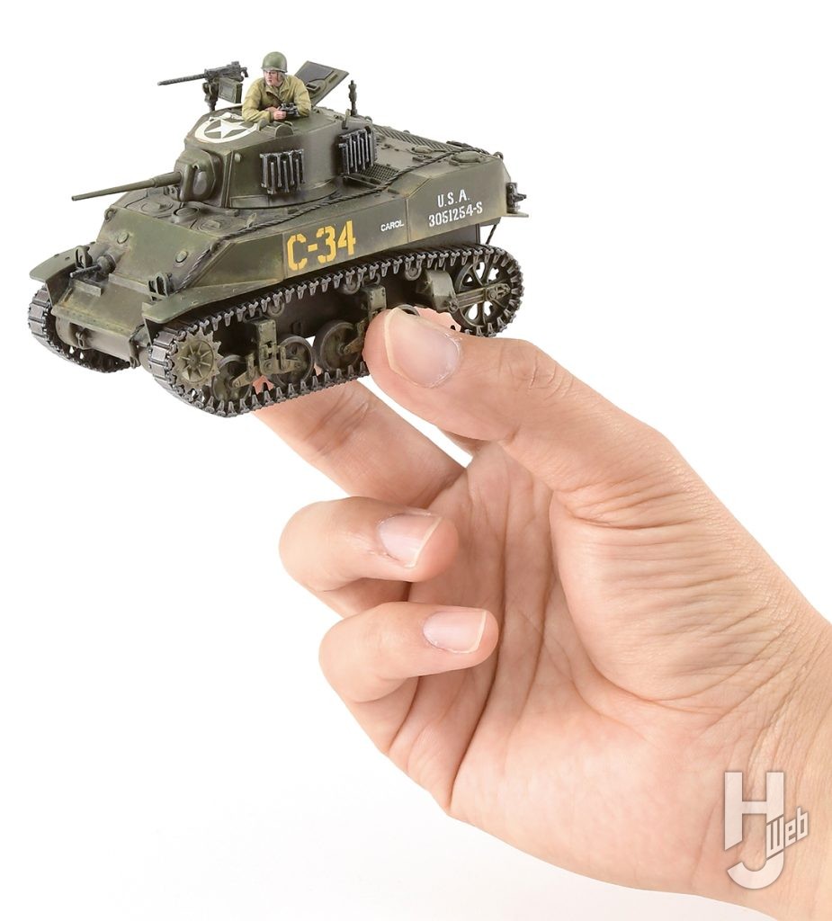 ぷらシバ製作「アメリカ軽戦車 M5A1 スチュアート」手で持つ