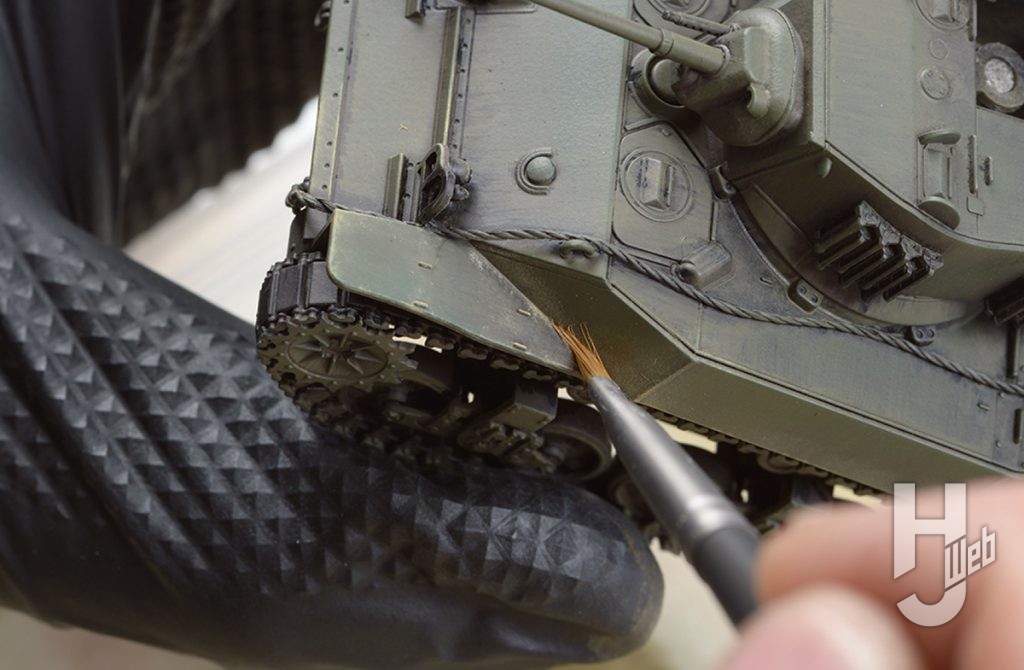 ぷらシバ製作「アメリカ軽戦車 M5A1 スチュアート」製作途中塗料を擦り付け