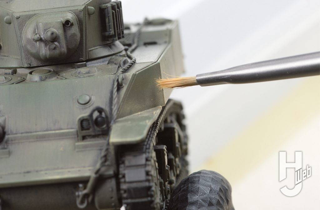 ぷらシバ製作「アメリカ軽戦車 M5A1 スチュアート」製作途中装甲の角にドライブラシ