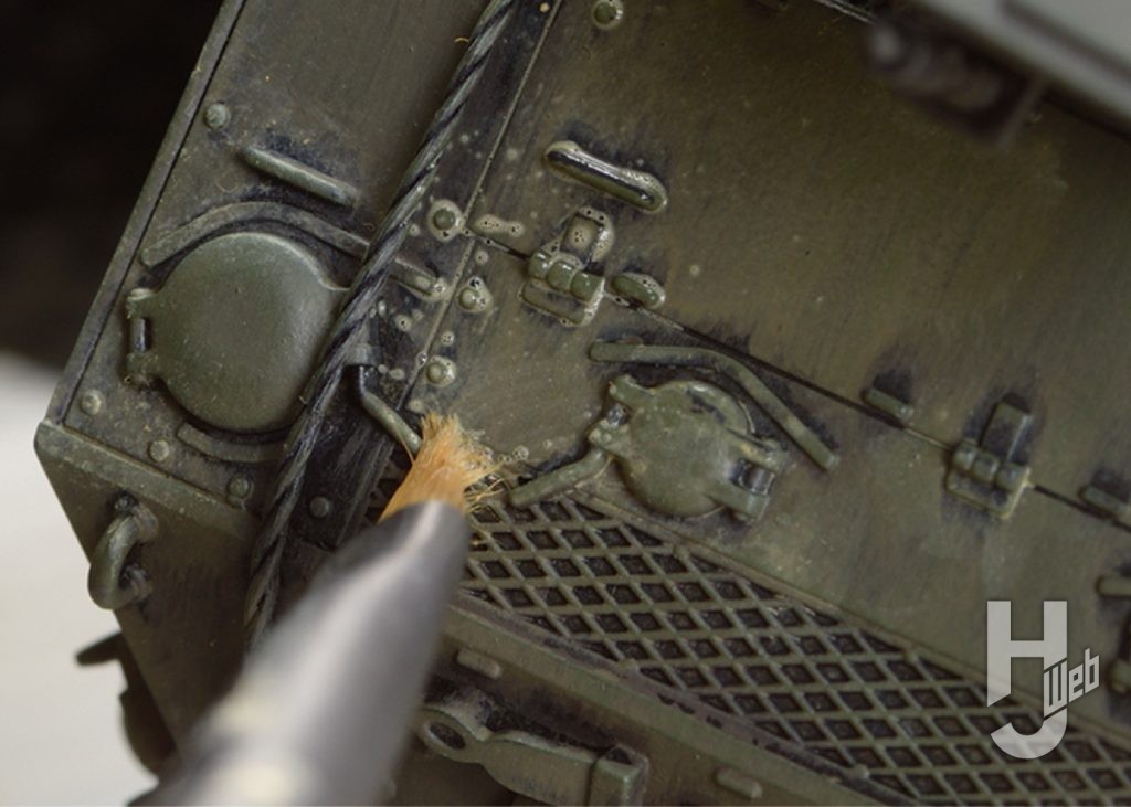 ぷらシバ製作「アメリカ軽戦車 M5A1 スチュアート」製作途中薄めたデザートイエローを少量塗る