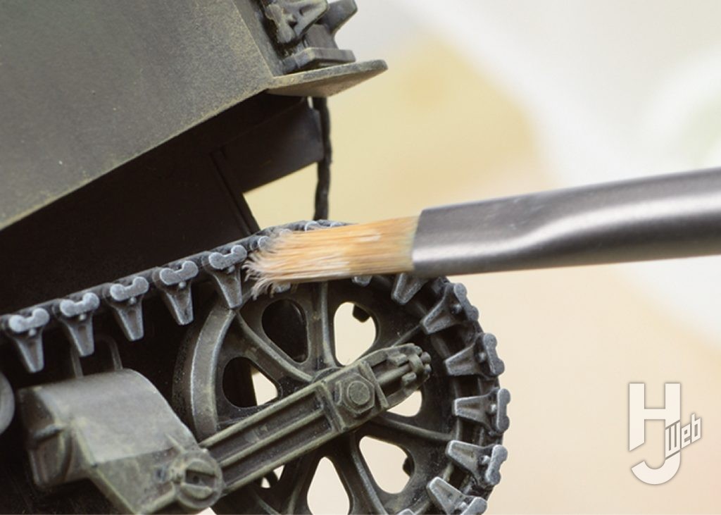 ぷらシバ製作「アメリカ軽戦車 M5A1 スチュアート」製作途中グレーに近い白「ホワイトグレー［70.993］」で軽くドライブラシ