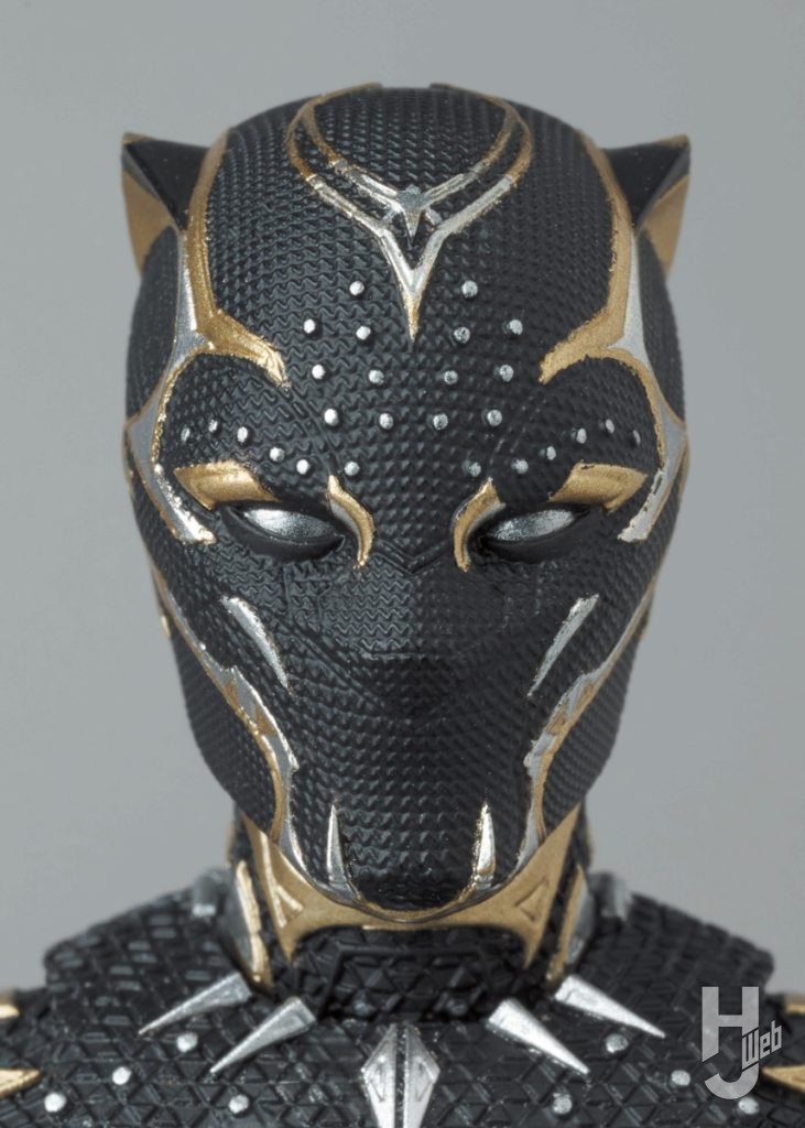 ブラックパンサーの可動フィギュアのアップ画像その1