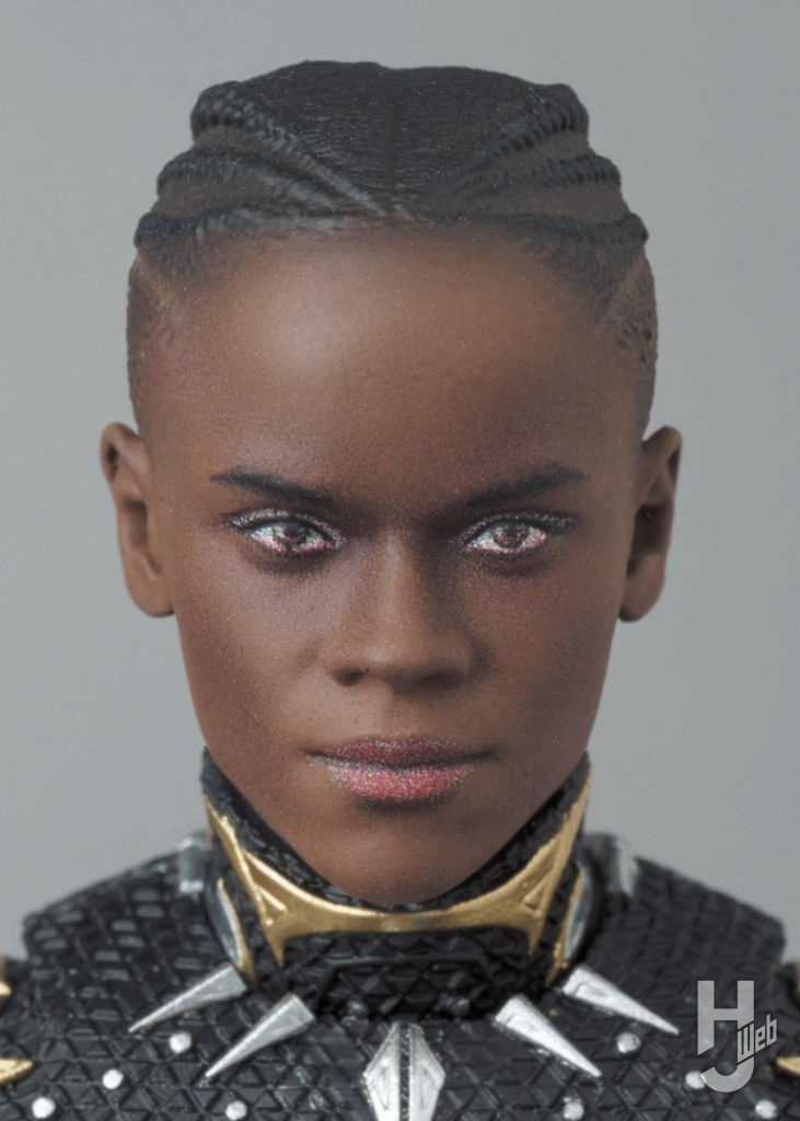 ブラックパンサーの可動フィギュアのアップ画像その2