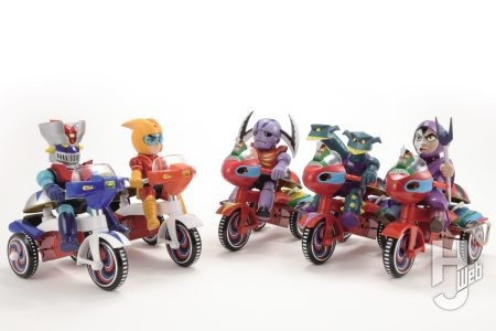 「あしゅら男爵」「ダブラスM2」「ガラダK7」が“ゼンマイ式三輪車”に搭乗!?/大型ソフビシリーズには「グロマゼンR9」がラインナップ【マジンガーZ】