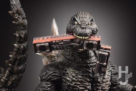 「Gザウルスシリーズ」第一弾・ゴジラ(2023)が電車を咬んでいる“咬撃”バージョンとして再上陸!【怪獣ソフビ】