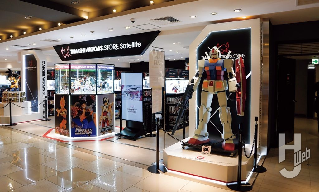 入り口は約1.8mのRX-78-2 ガンダム立像がお出迎え