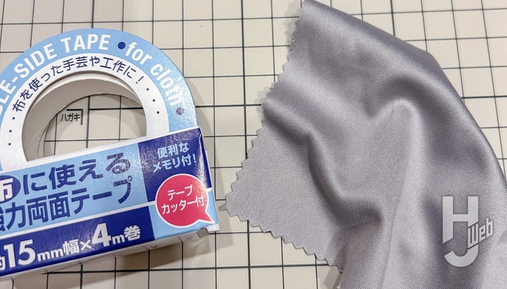 メガネ拭きと両面テープ。マントの加工に使用