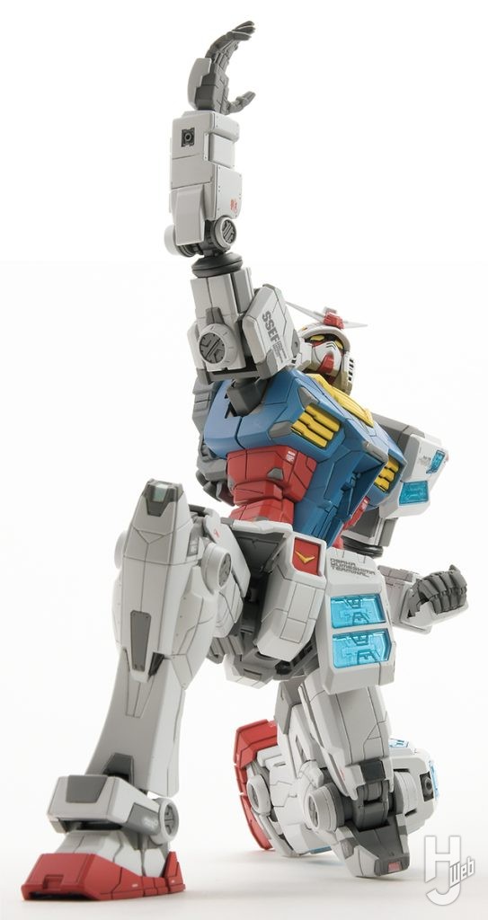 JUNIII製作「RX-78F00/E ガンダム EX-001 グラスフェザー装備」片ヒザ立ちポージング