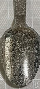 尿素と水を混合した水溶液を散布した使い捨てスプーン
