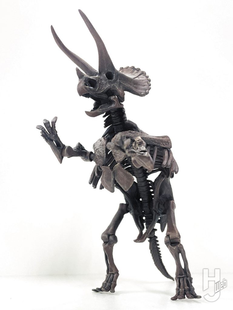 ウラベヒロト（アーミック） 製作「トリケラトプス」二足立ちポーズ