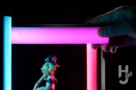 ガールズプラモ撮影に「スティック型ライト」を使ってみよう！印象的な写真にするためのワザをご紹介。撮影現場のプロにもあれこれ聞いてみた