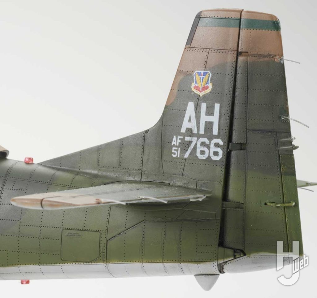 前方にフィンが付いた角形の垂直尾翼は、ノースアメリカン社の傑作戦闘機P-51ムスタングに似た形状。各翼の動翼はすべて別パーツ構成なので、動きを付けることが可能