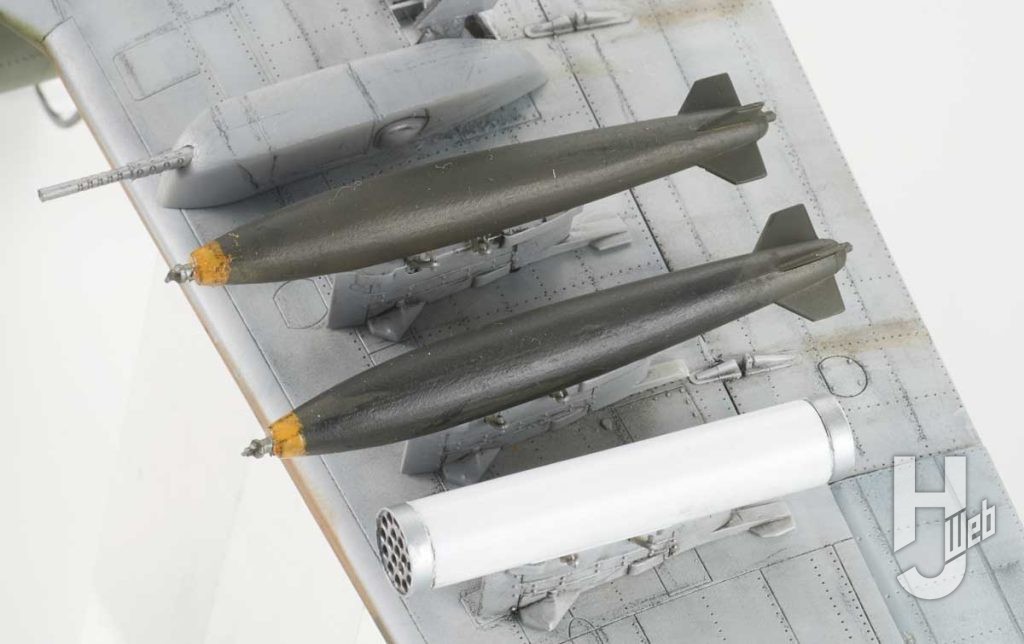 D型の他、B型改修型で主翼下に搭載可能となった12.7mmガンポッド、Mk81爆弾2発、ロケット弾ポッド。爆弾は他社のキットから流用、実弾仕様としてある